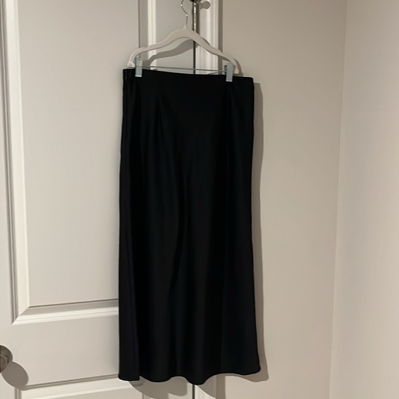 Satin like skirt from Forever 21 ๐๐๐Navy Blue, easy to style, can be work often - Picture 1 of 6
